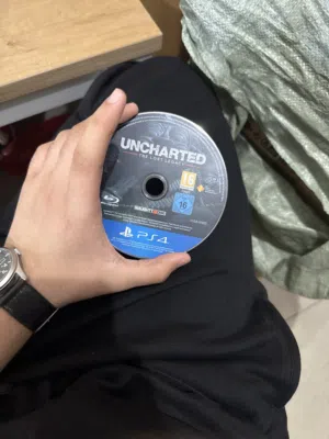 Uncharted cd for ps4 but in good condition also working with an free remote charger for ps4