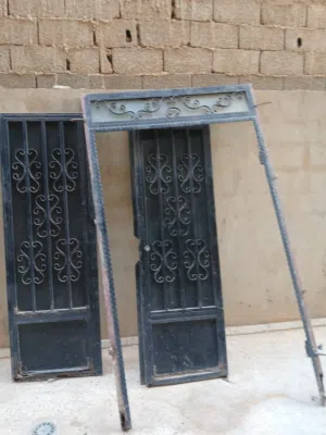 باب حديد مستعمل يحتاج إلى صيانه بسيطه