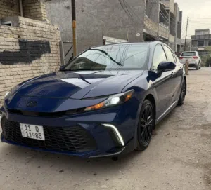 تويوتا كامري اللون ازرق موديل 2025