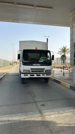 Used 2008 Isuzu Box Truck for Sale - Reliable Commercial Vehicle
