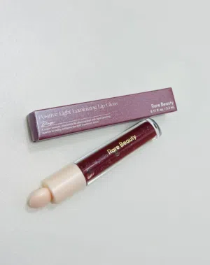 هذه مجموعة من كلوسات الشفاه المضيء "بوزيتيف لايت" من رير بيوتي (Rare Beauty Positive Light Luminizin