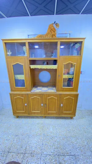 معرض للمواعين والأغراض تصلح مكتبة للكتب