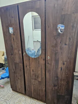 للبيع كبت ملابس خشب 3 بيبان - 3-Door Wooden Wardrobe for Sale