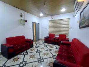 شقة حديثة مؤثثة طابق ثاني ضمن بنايه للإيجار في القبلة تؤجر للشركات و المكاتب  و الموظفين والطلبة