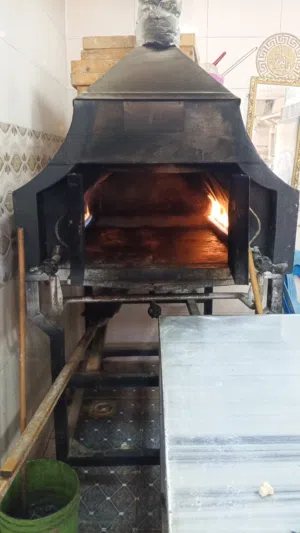 فرن معجنات/ ثلاجه تخزين / ثلاجه عرض/ ماكينات لحمه 2/ عجانه/ + طاولتين مع دفين + شوايت كباب على الغاز