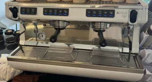 مكينة اسبرسو اتيطالية simonelli abia 2