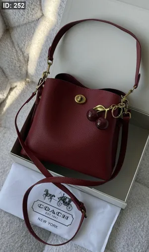 مجموعة متنوعة من الشنط والكزادين الجديدة