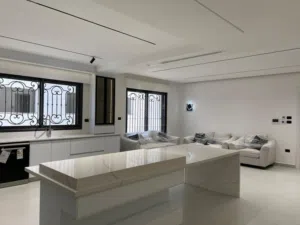 شقة مميزة مفروشة للبيع في رجم عميش