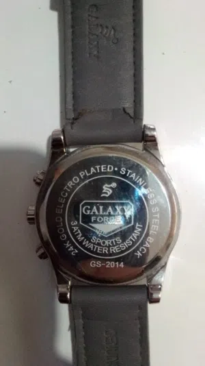 ساعات رجالية مستعملة للبيع.