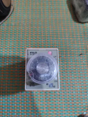 هذا الجهاز هو مرحل مؤقت (Timer Relay) من نوع Fuji Electric ST3.