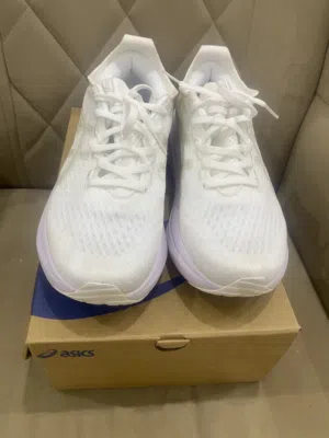 جوتي(asics-Nimbus27) مستعمل مره واحده فقط. للجري و المشي. و السعر بنتفاوض فيه.