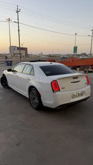 Chrysler . 300 . 2023 . New1