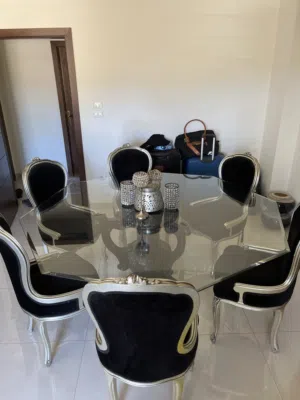 طاولة سفرة بسعر حرق مع الزينة الخاصة بها