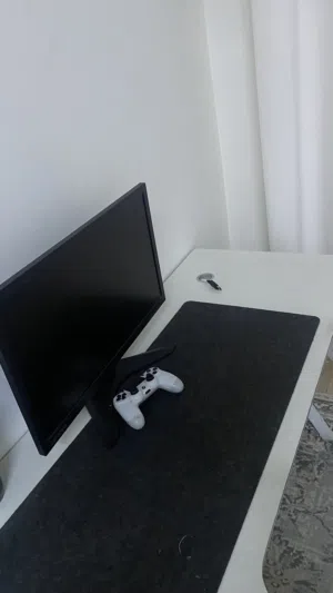 طاوله وشاشة جيمنج للبيع