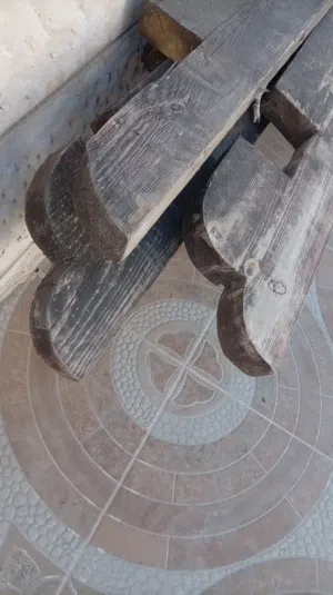 قطع خشبيه سويديه متنوعه بحاله جيده ومناسبة لأعمال الديكور وسطح البيت والكراج