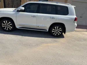 Used Toyota Land Cruiser in Al Riyadh