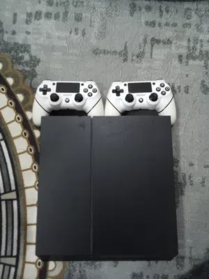 السلام عليكم اخون بلي ستيشن 4 مكفول لوك ستيكر على ايدي