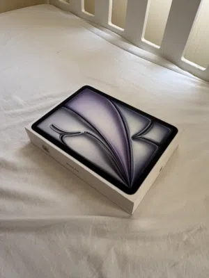 iPad Air 11 inch 128 GB  USED FOR 2 months in a vary good condition and with the box