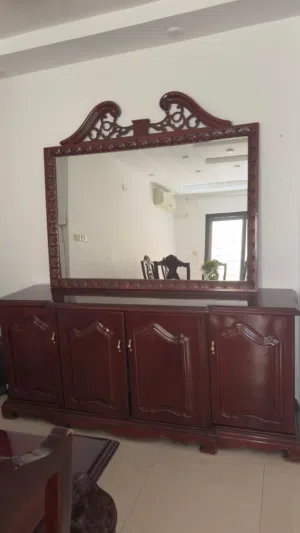 طاولة طعام وكنسول مراية وخزانة