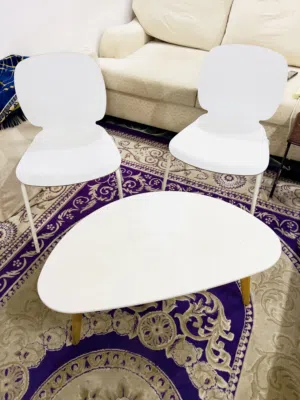 عدد 2 كرسي وطاولة