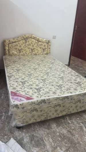 سرير نظيف جدا بقرطاسة
