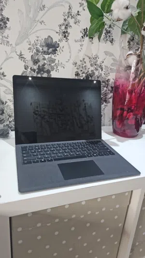 Microsoft Surface laptop core i7 16GB 512GB