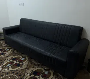 كنبة سوداء للبيع بحالة ممتازة جدًا.
