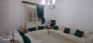 صالون مربوعة موديل حديث معاه زوز طاولات خشب و بساط و ستار جديد كما في الصورة مساحة 4×4