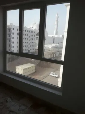لإيجار: شقة غرفتين وصالة في بوشر قرب جامع محمد الامين