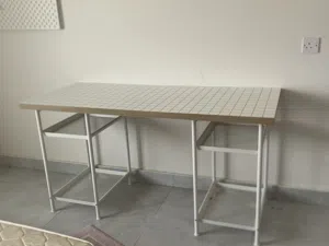 طاولة أيكيا مكتبية مع مساحة واسعه للتخزين