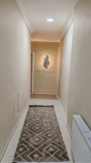 شقة مفروشة اثاث جديد غرفتين ومطبخ واسع وصالة واسعة في الجبيهة البوابة الشمالية الجامعة الأردنية