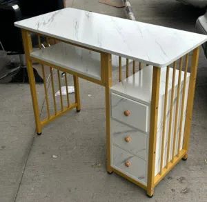 الطاولة الذهبية الرخامية