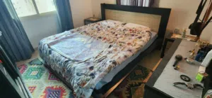 غرفة نوم - السرير 210×215 - 2 طاولة جانبية - تسريحة