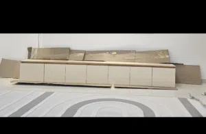 ميز بلازما خشب HDF لون اوف وايت طول 3 متر جديد بعده بالكارتون