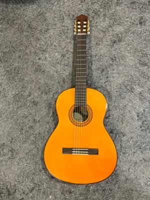 Guitar for sale Yamaha c40 in good condition