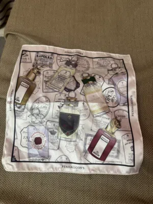 سكارف / منديل جيب Penhaligon’s أصلي بطبعة عطور – حرير التواصل واتس آب