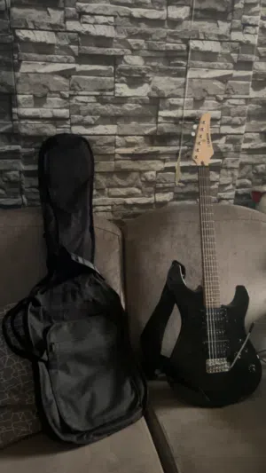 Yamaha electric guitar and amplifier 75KD