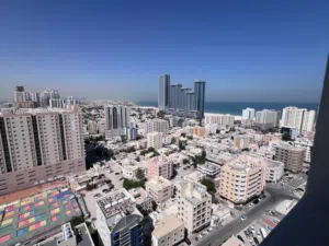 اجمل غرفه وصاله علي كورنيش عجمان اول ساكن مفروشه بالكامل اطلاله بحريه