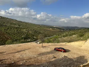 ارض مميزة بيرين ( صروت ) بسعر لقطة جداً لبناء مزرعة / شاليه