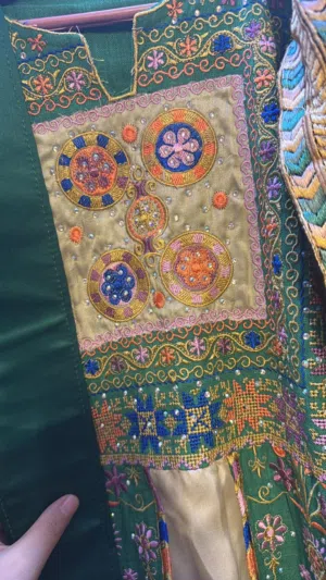 ثوب ملبوس لبسه وحده