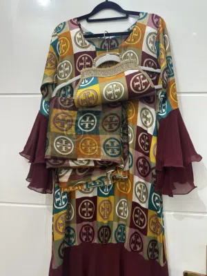 موديل راقي مع شيلة وشنطة