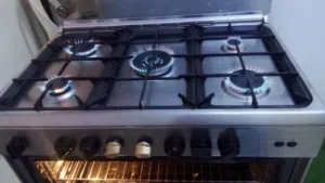 Cooking طباخة ايطالي شبه جديدة استعمال بسيط خمس عيون وفرن كل شيء شغال مزودة بمروحة وإشعال ذاتي ولمبة