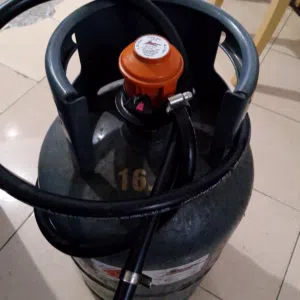انبوبة غاز مع منظم والهوز