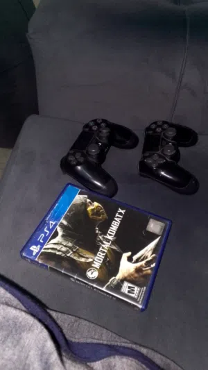 ايدتين بلاي ستيشن فور اصليات مستعملات مع سيدي مورتال كومبات x