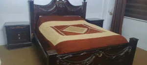 تخت + كومدينة عدد 2 + تواليت بحالة جيدة