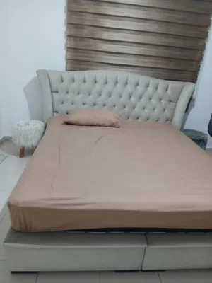 سرير بوكس هيدروليك واسع (خشب ملبس) + فرشة طبية زمبركات + مسبل ثقيل هدية