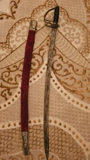 سيف للبيع عتيق منقوش النصلة