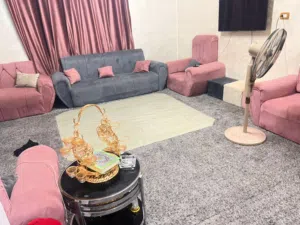 طقم كنب نضيف استخدام بسيط كم 20 مقعد