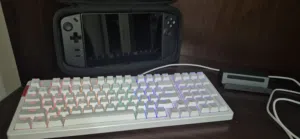 جهاز Lenovo Legion Go Z1 Extreme بسعة 1 تيرابايت مع لوحة مفاتيح ميكانيكية بإضاءة RGB وقاعدة توصيل