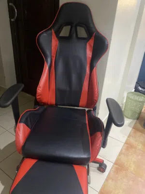 كرسي قيمنق شبه جديد السعر 10دينار الي بخاطره يتواصل ويا الرقم